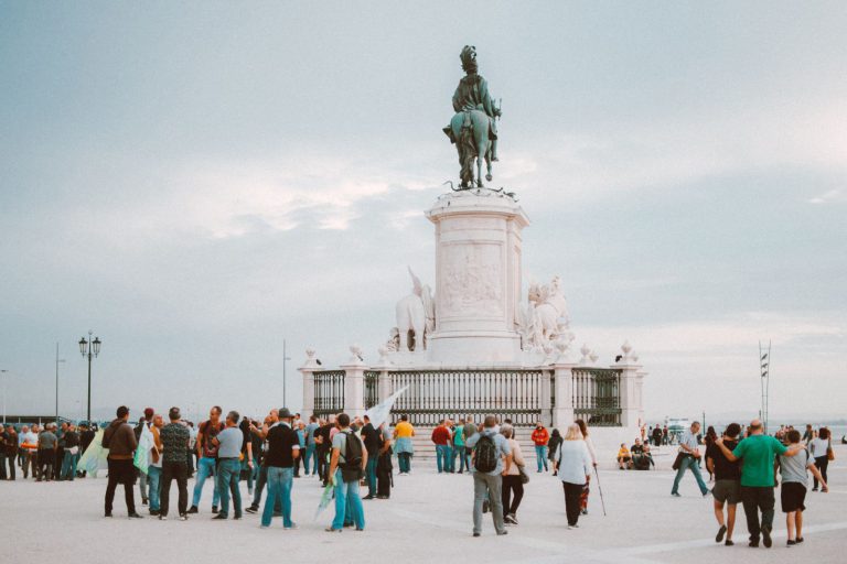 Comment une ville choisit (et finance) une œuvre monumentale