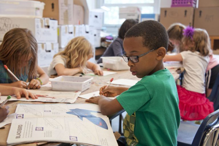 Ce que les enfants retiennent vraiment des personnages qui leur ressemblent